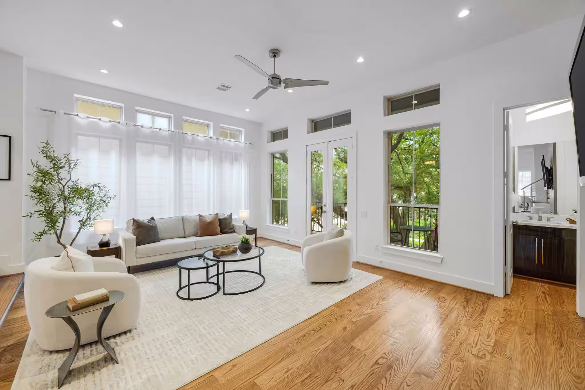 Photo 4 of 1518 W Clay Street, Houston, TX
