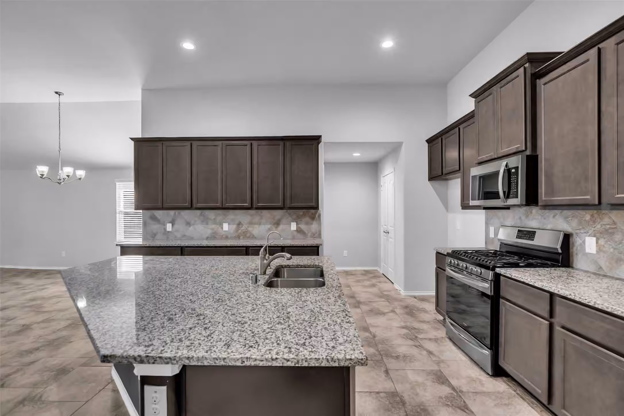 Photo 5 of 7417 Mango Orchard Lane, Conroe, TX