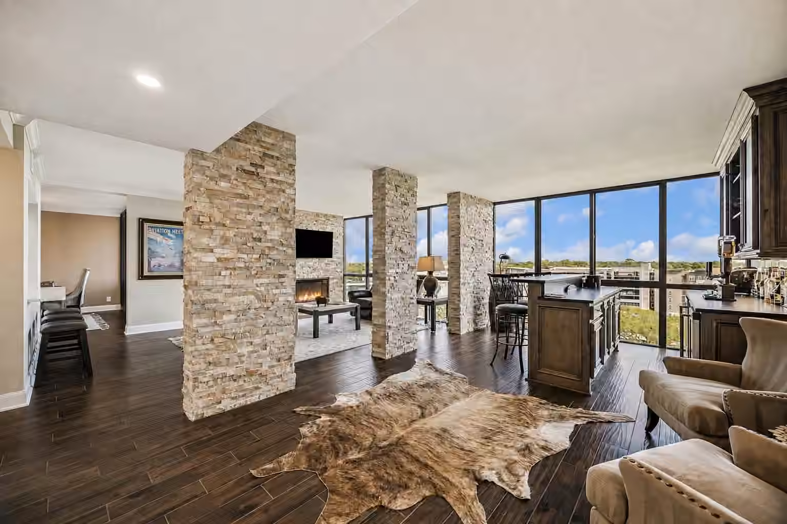 Photo 4 of 5001 Woodway 1005, Houston, TX