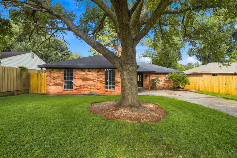 Photo 3 of 2413 Shadowdale Drive, Houston, TX