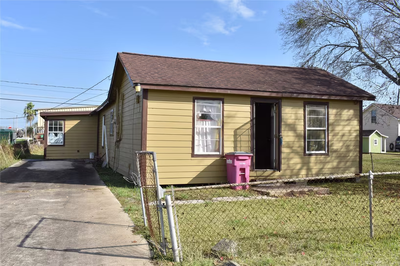 Photo 2 of 22 N Avenue D, Freeport, TX