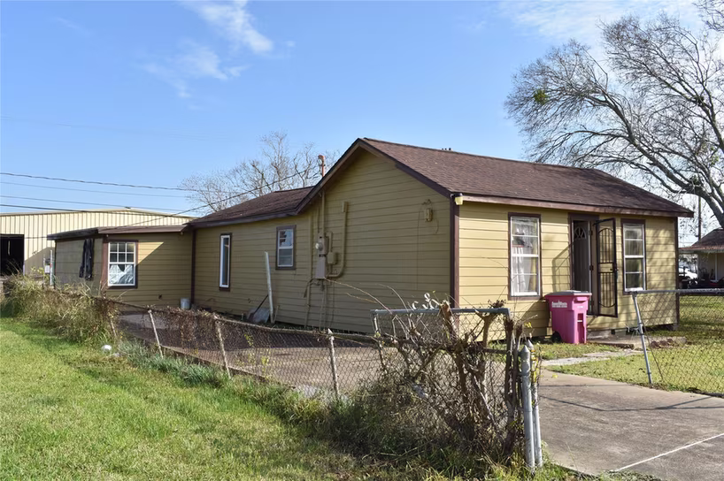 Photo 3 of 22 N Avenue D, Freeport, TX