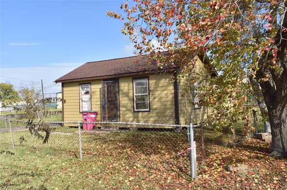 Photo 4 of 22 N Avenue D, Freeport, TX