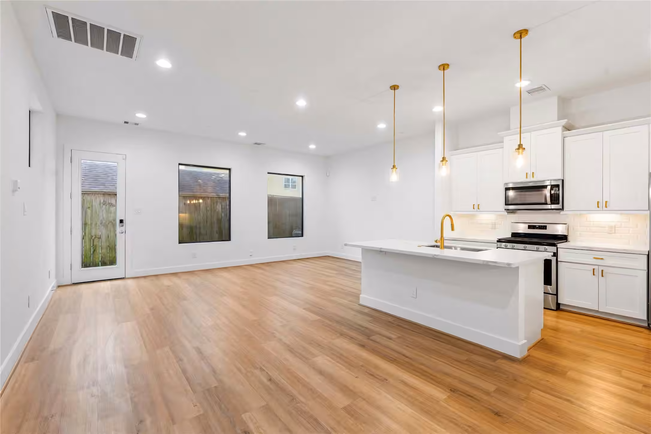 Photo 3 of 4861 Rich Oak Drive, Houston, TX