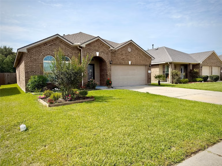 Photo 2 of 310 Gulf Winds Drive, Bacliff, TX