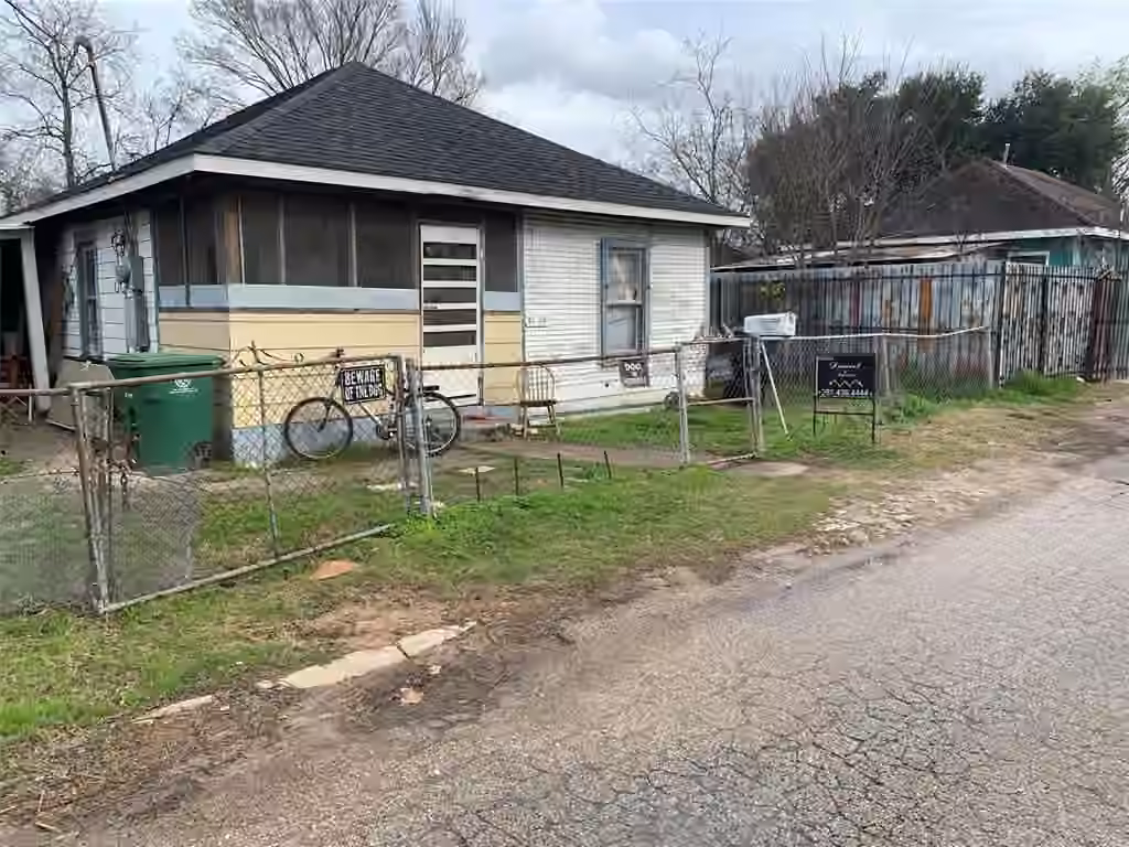 Photo 3 of 3226 Des Chaumes, Houston, TX