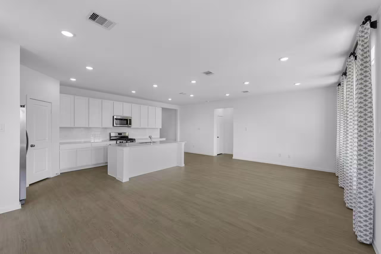 Photo 4 of 12 Robin Court, Angleton, TX