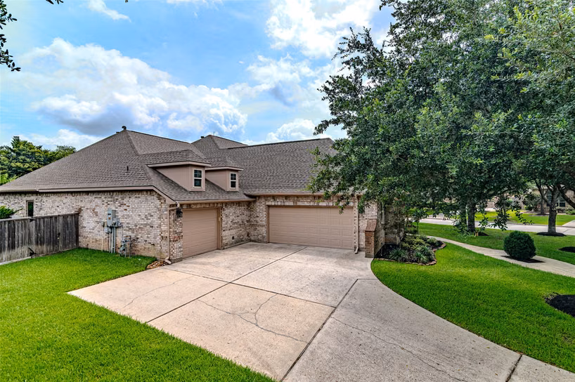 Photo 4 of 1302 Majestic Pines Court, Houston, TX