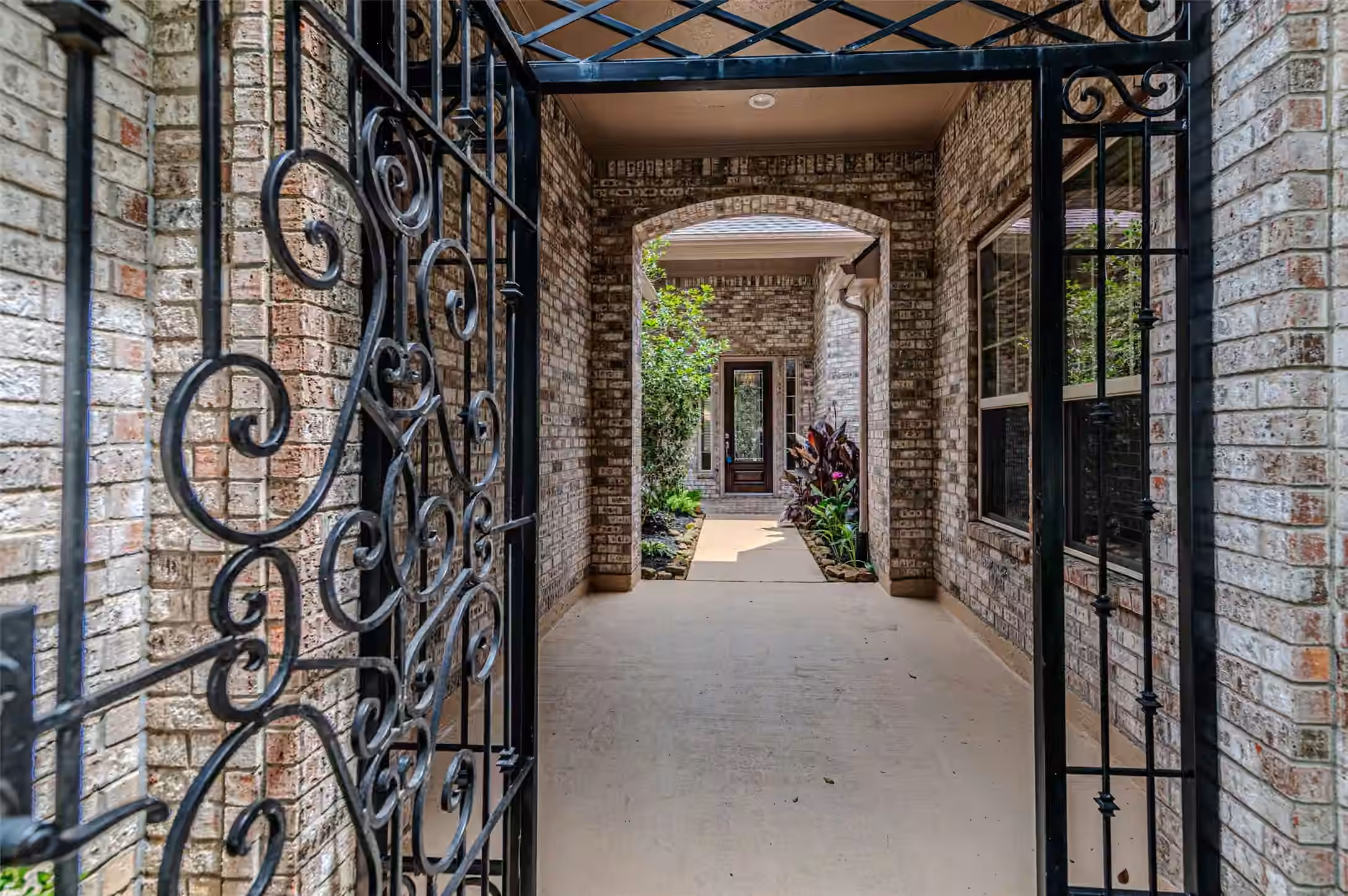 Photo 5 of 1302 Majestic Pines Court, Houston, TX