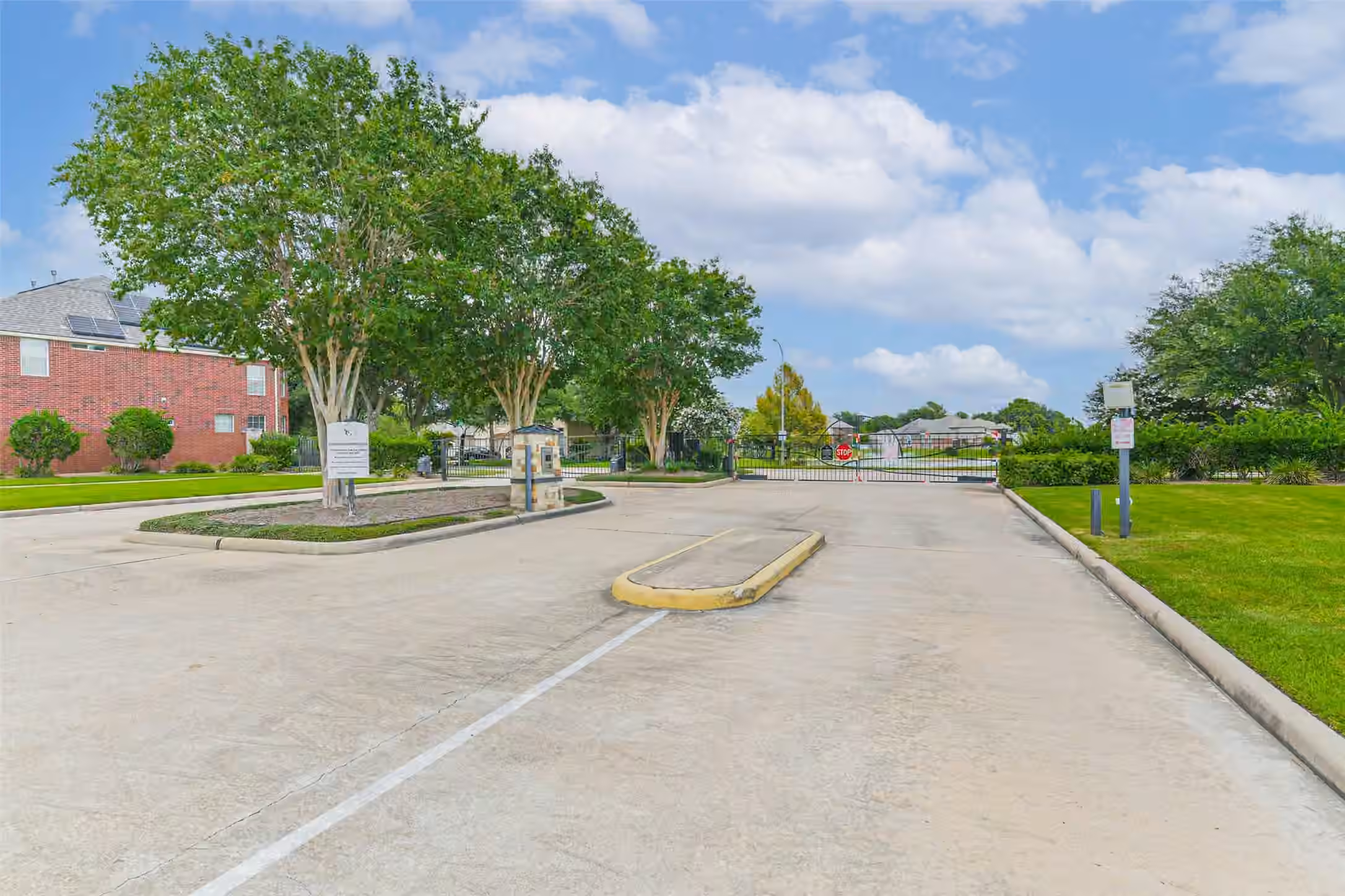 Photo 3 of 9906 Palisade Lakes Drive, Houston, TX