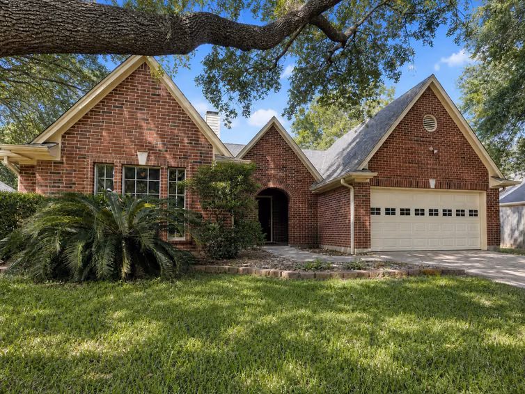 Photo of 1105 E Adoue Street, Alvin, TX