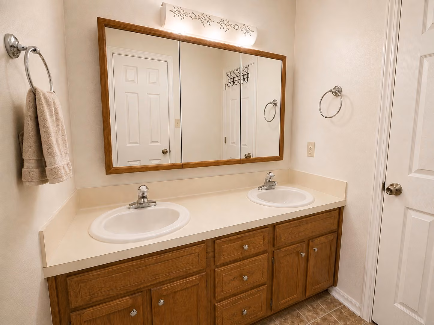 Photo 7 of 1105 E Adoue Street, Alvin, TX