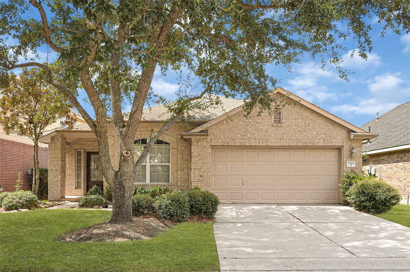 Photo 2 of 8215 Kerrington Glen Drive, Cypress, TX