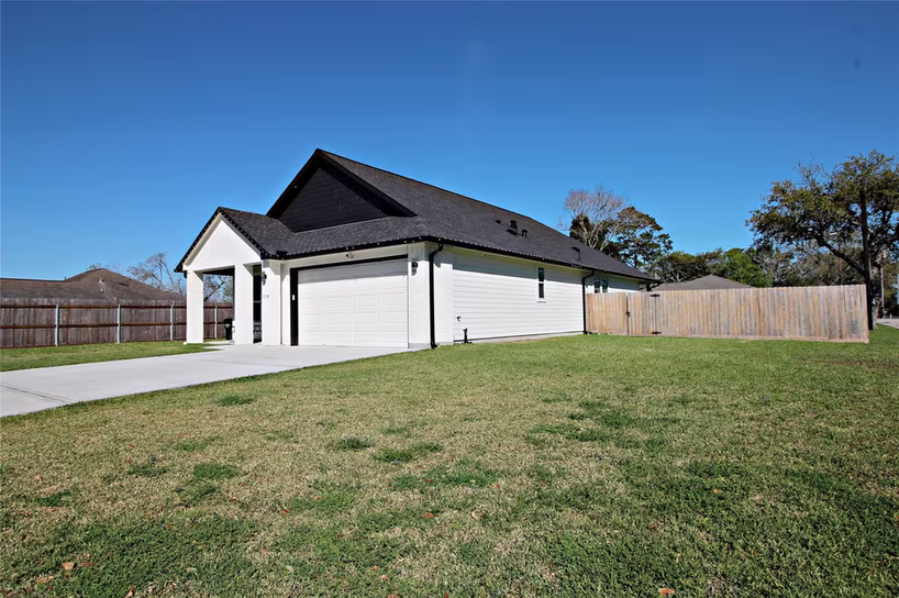 Photo 3 of 1118 N Shepherd Drive, Baytown, TX