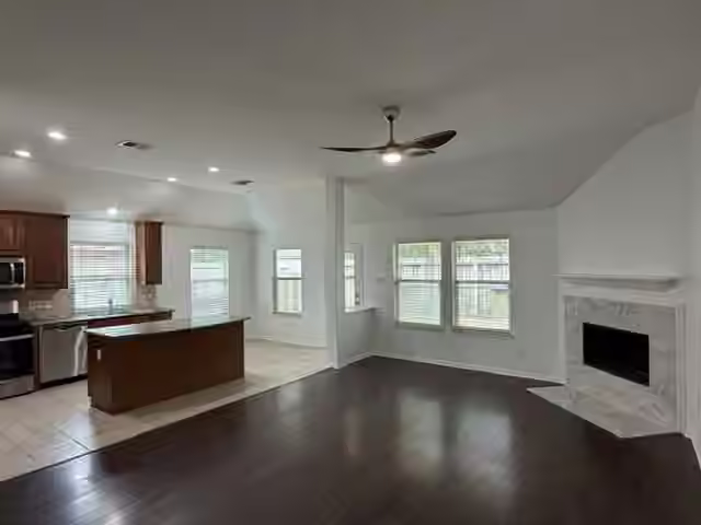 Photo 6 of 203 Fairwind Trail Drive, The Woodlands, TX