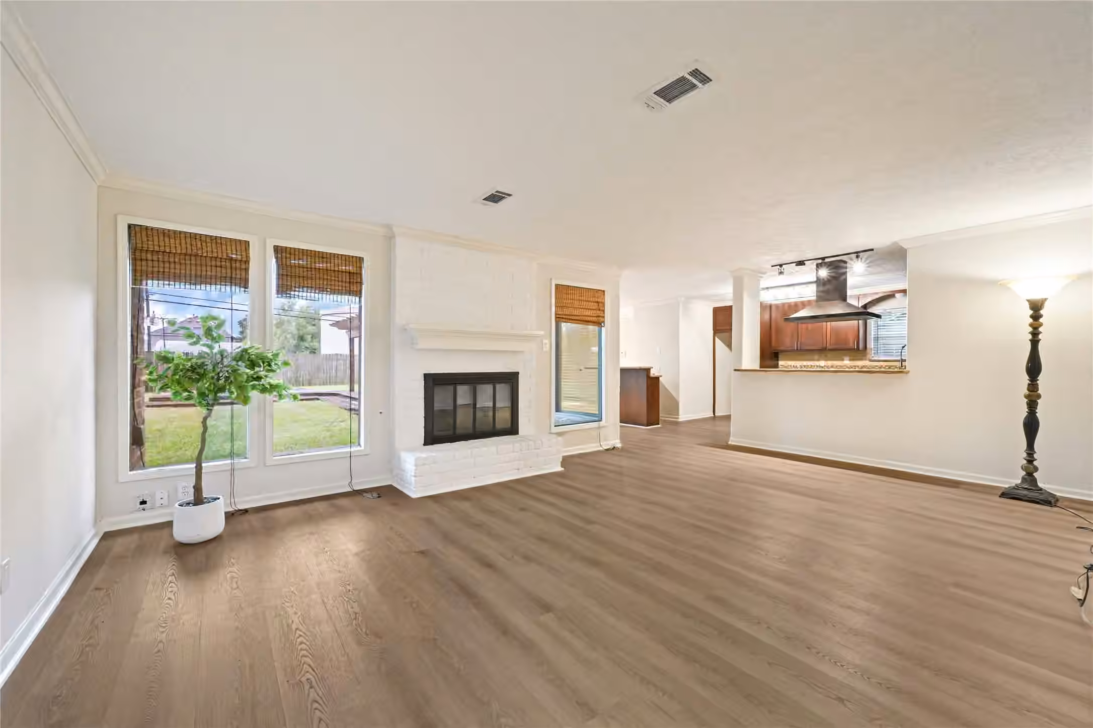 Photo 4 of 15239 Parkville Drive, Houston, TX
