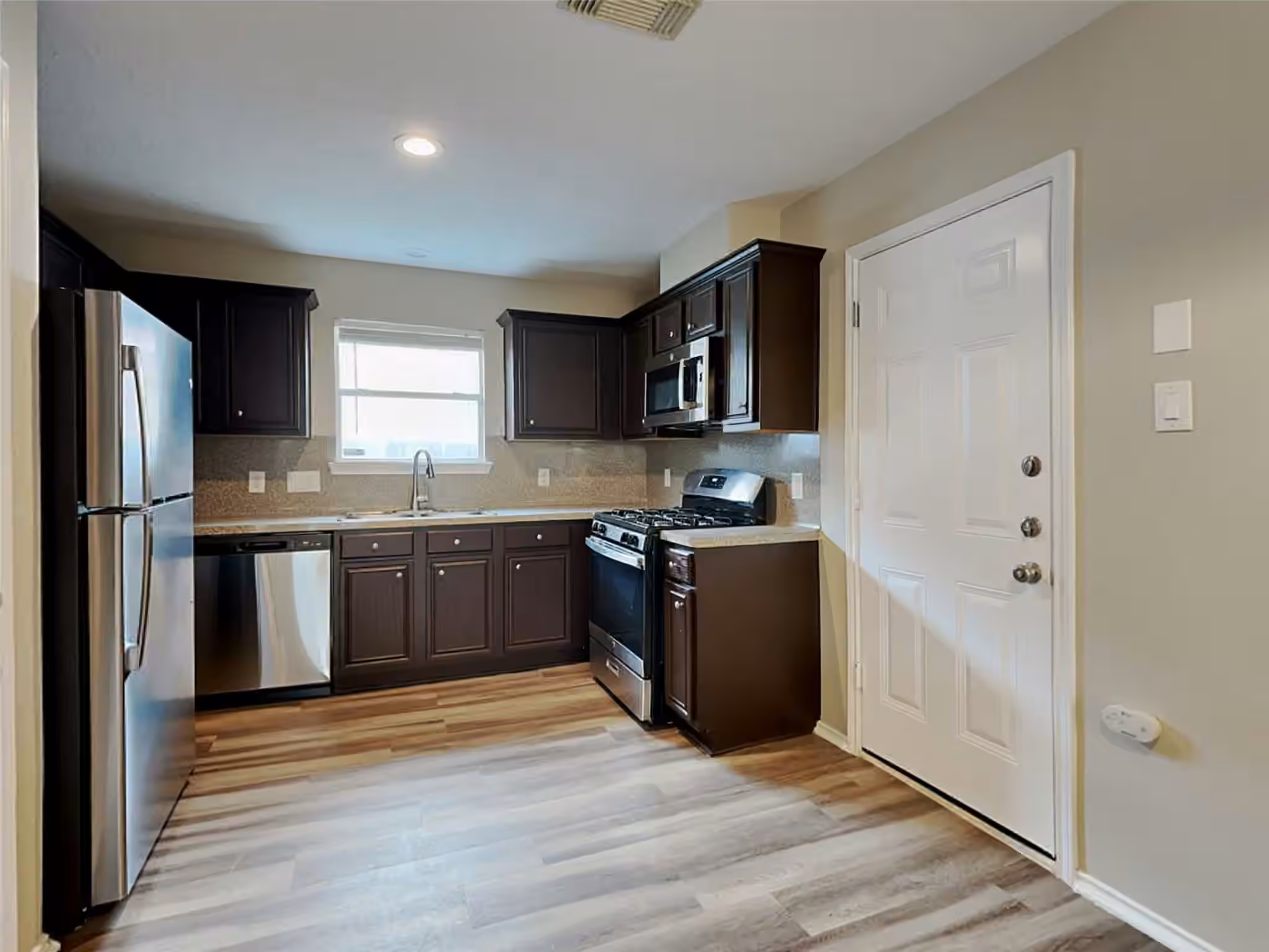 Photo 2 of 911 Lancaster Lake Drive, Houston, TX 77073