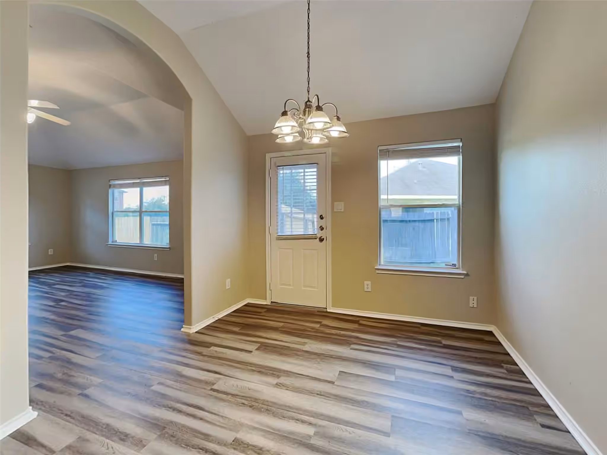 Photo 4 of 911 Lancaster Lake Drive, Houston, TX 77073