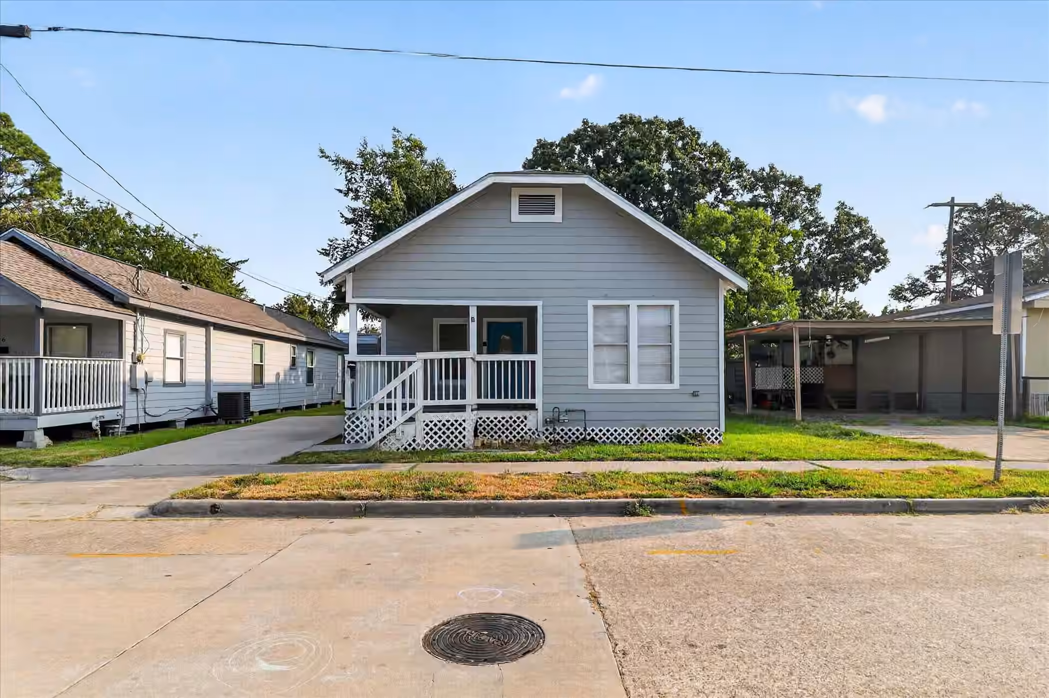 Photo 3 of 320 E Murrill Street, Baytown, TX