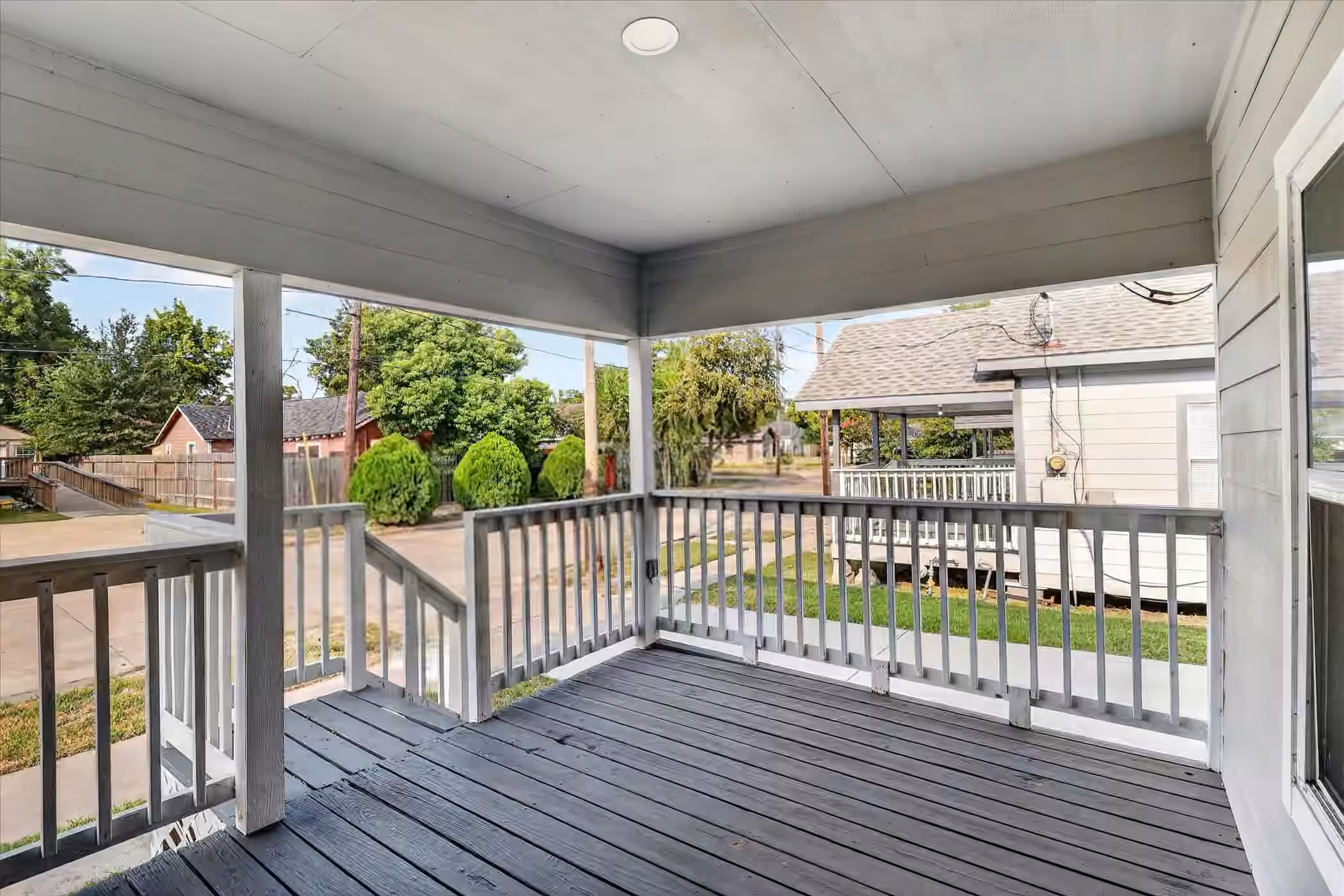 Photo 5 of 320 E Murrill Street, Baytown, TX