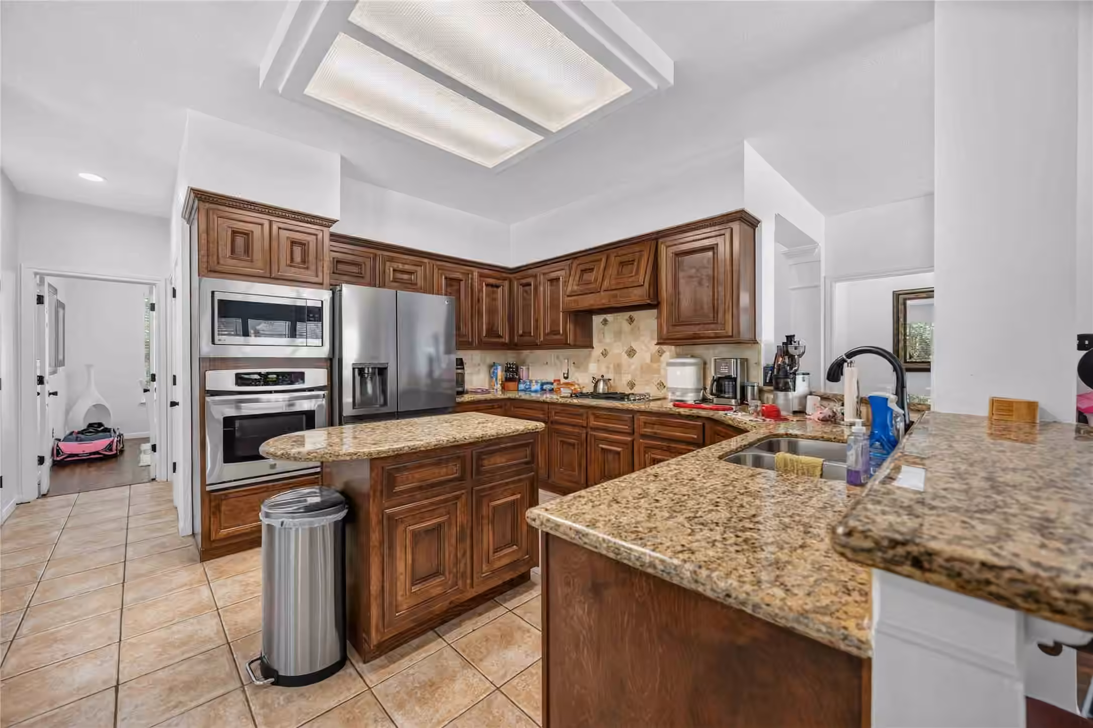 Photo 4 of 2818 Maple Bend Drive, Houston, TX