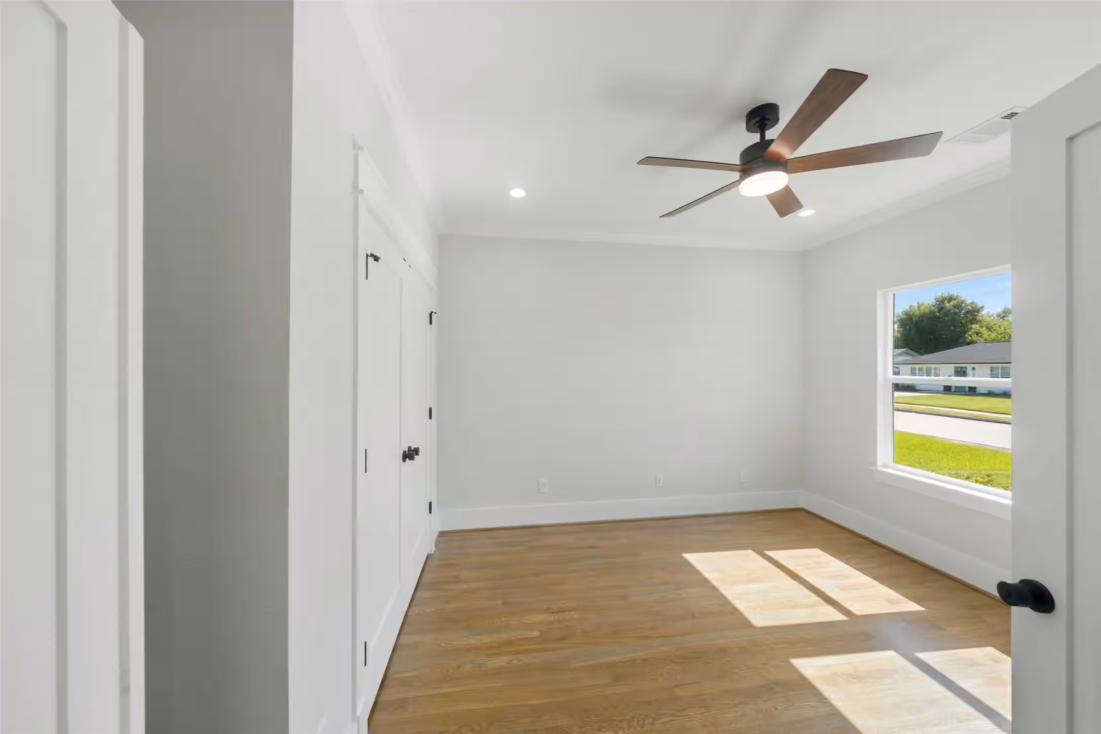 Photo 4 of 1859 Lynnview Drive, Houston, TX
