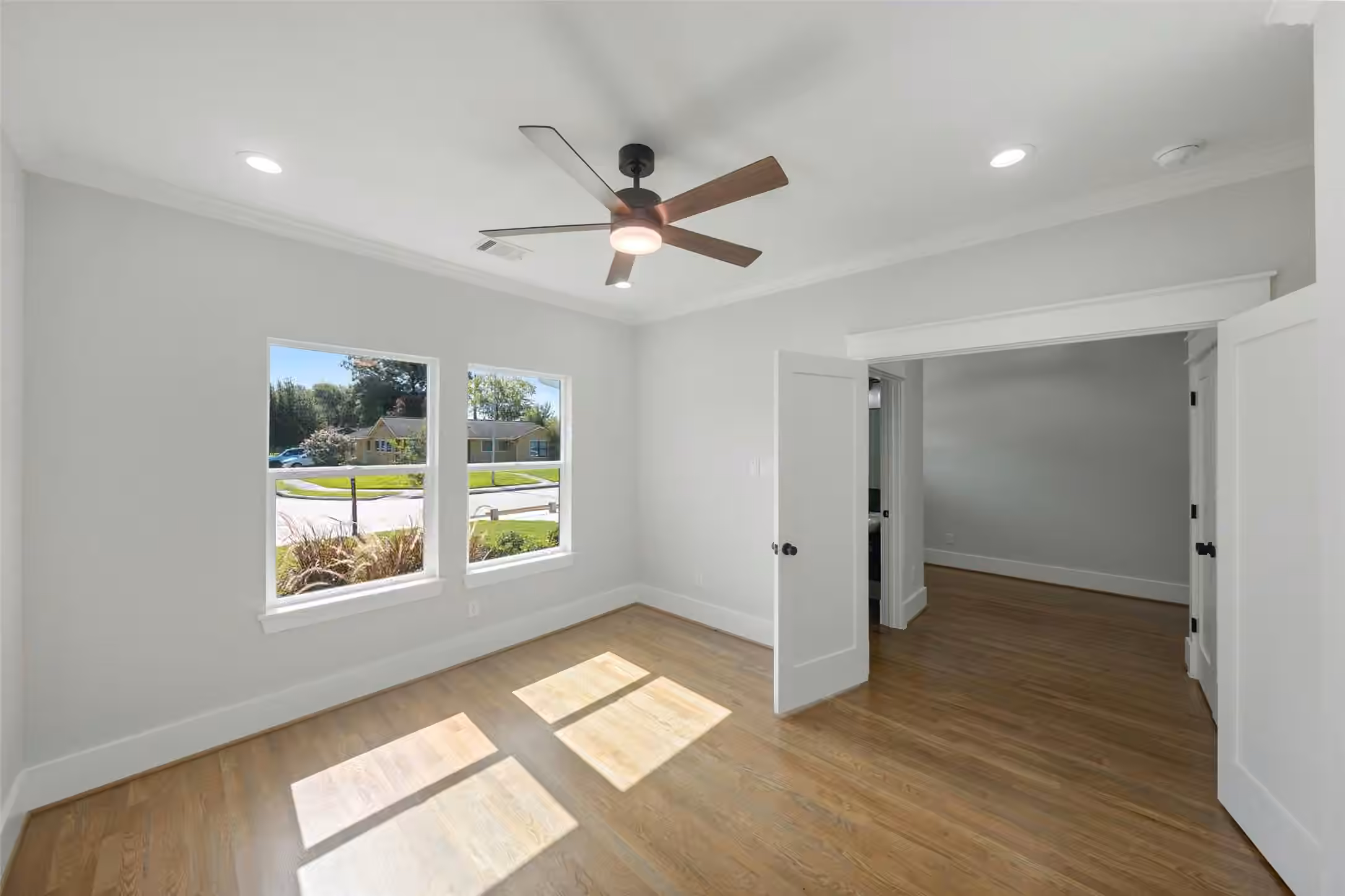 Photo 5 of 1859 Lynnview Drive, Houston, TX