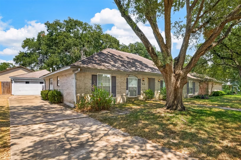 Photo 2 of 15718 Tumbling Rapids Drive, Houston, TX