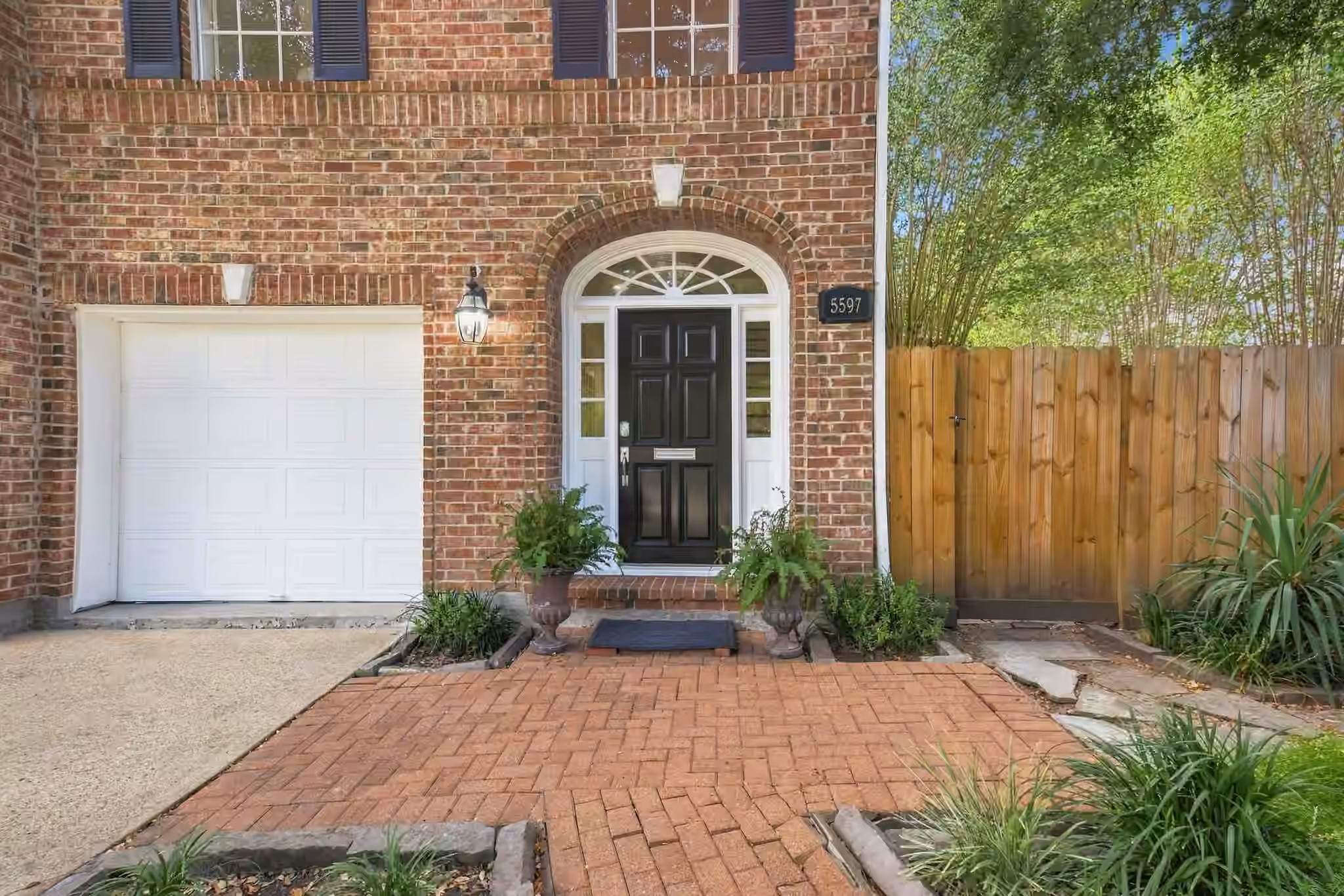 Photo 4 of 5597 Beverlyhill Street, Houston, TX