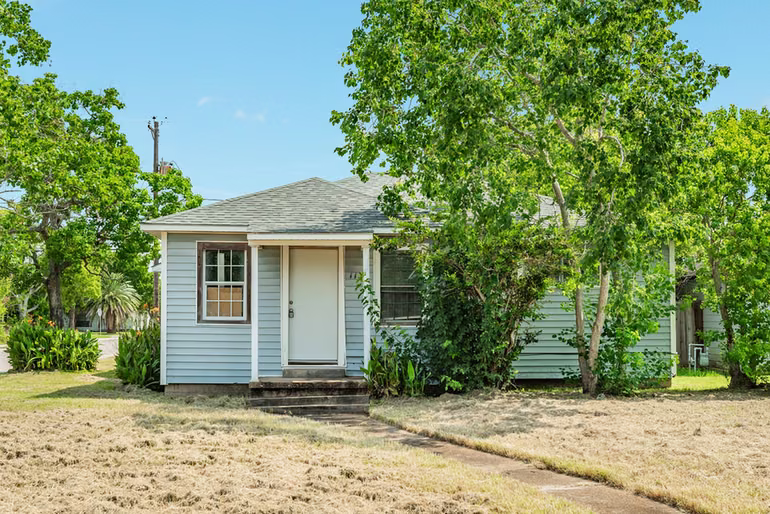 Photo 2 of 1130 W 8th Street, Freeport, TX