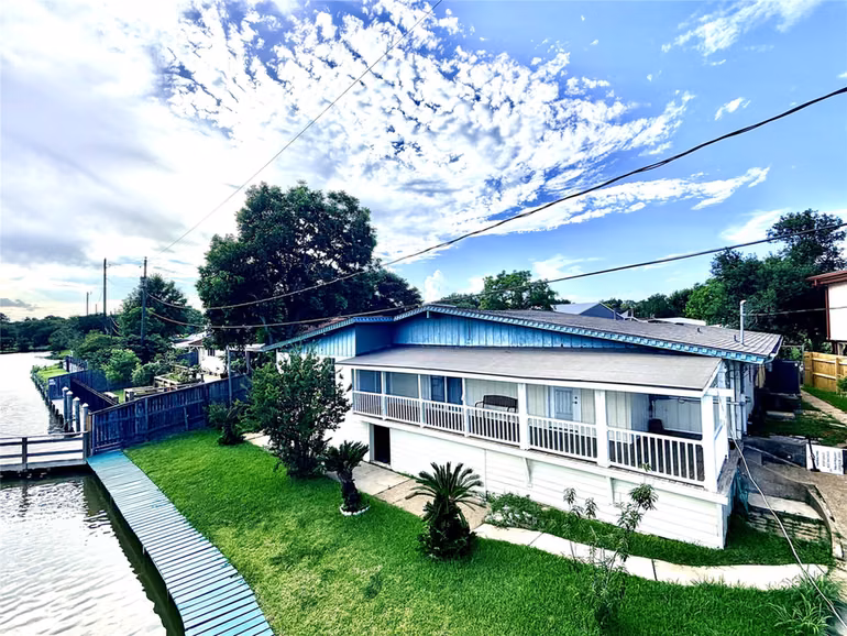 Photo 2 of 27 Marlin Lane, Baytown, TX