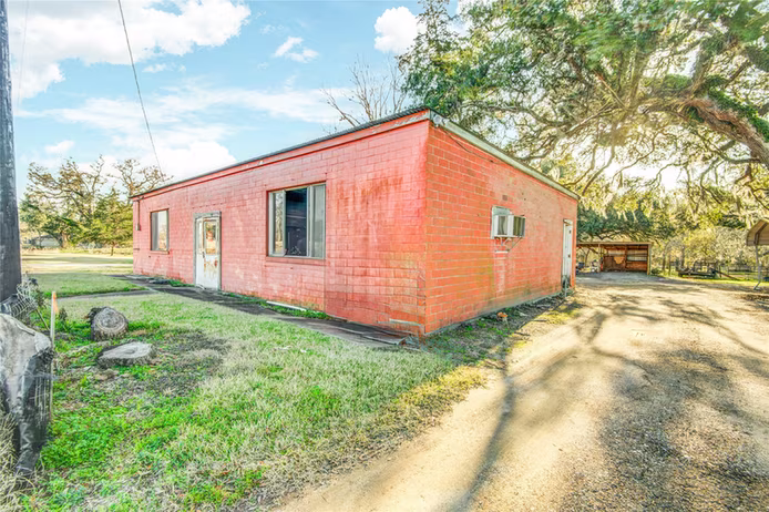 Photo 5 of 1014 S Columbia Drive, West Columbia, TX