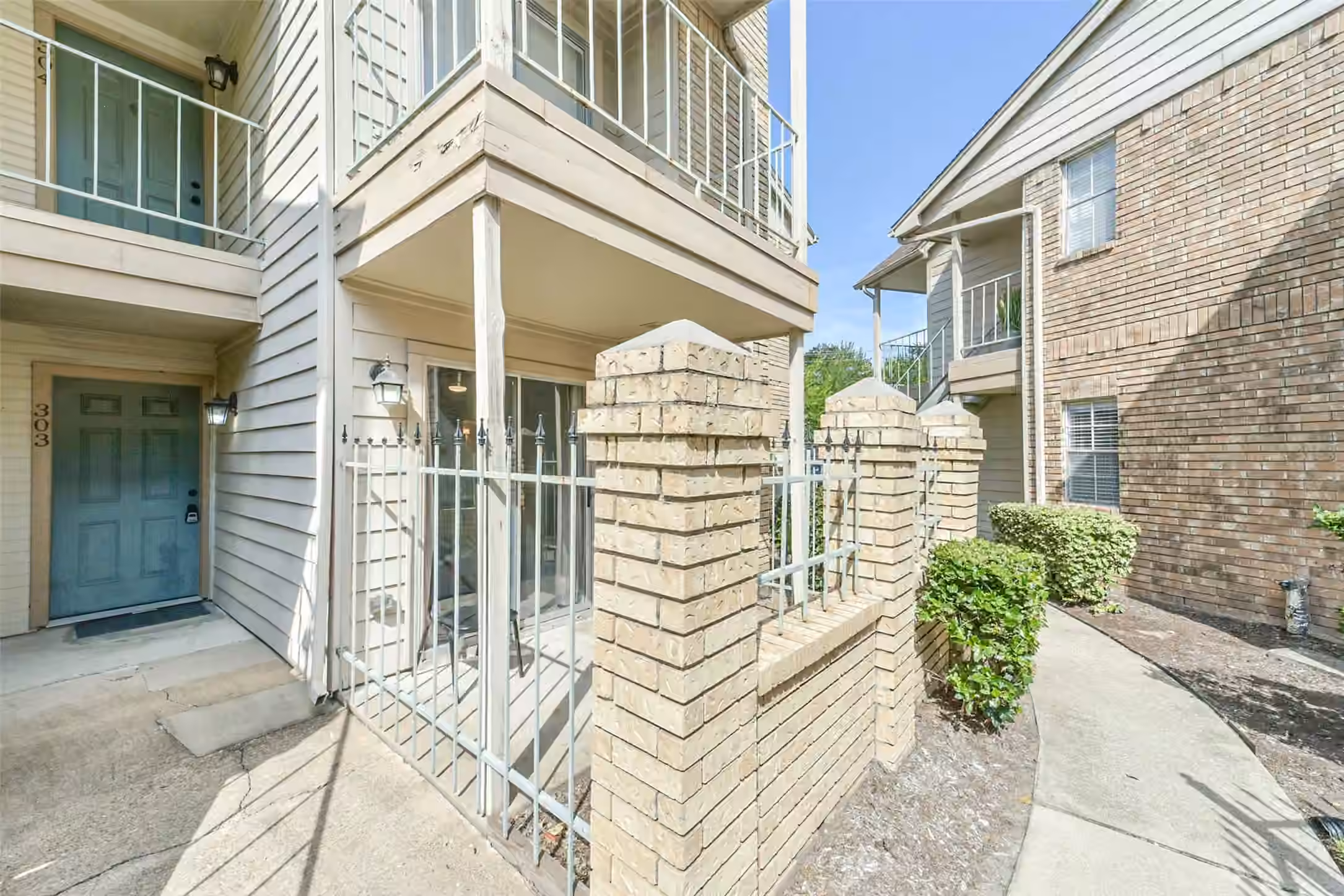 Photo 2 of 12550 Whittington Drive 303, Houston, TX 77077