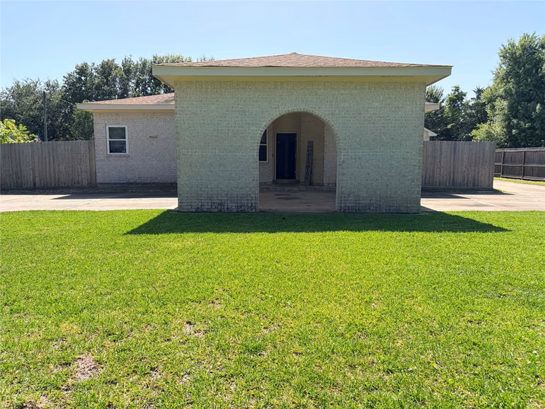 Photo 5 of 3230 W Meadow Lane, Dickinson, TX