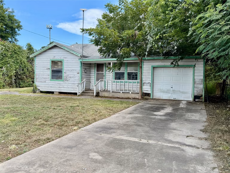 Photo 3 of 2305 Main Street, La Marque, TX