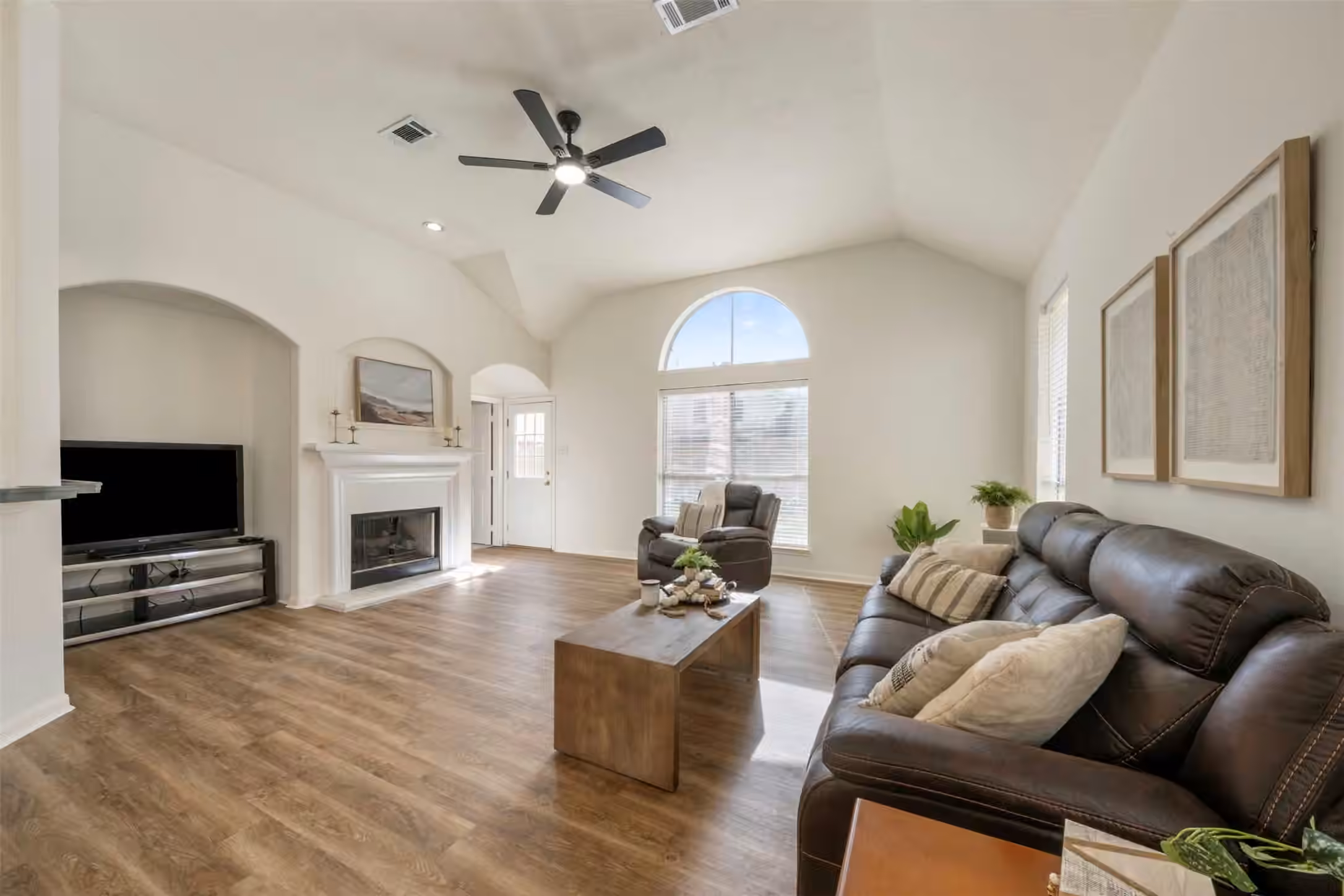 Photo 4 of 9211 Memorial Hills Drive, Spring, TX