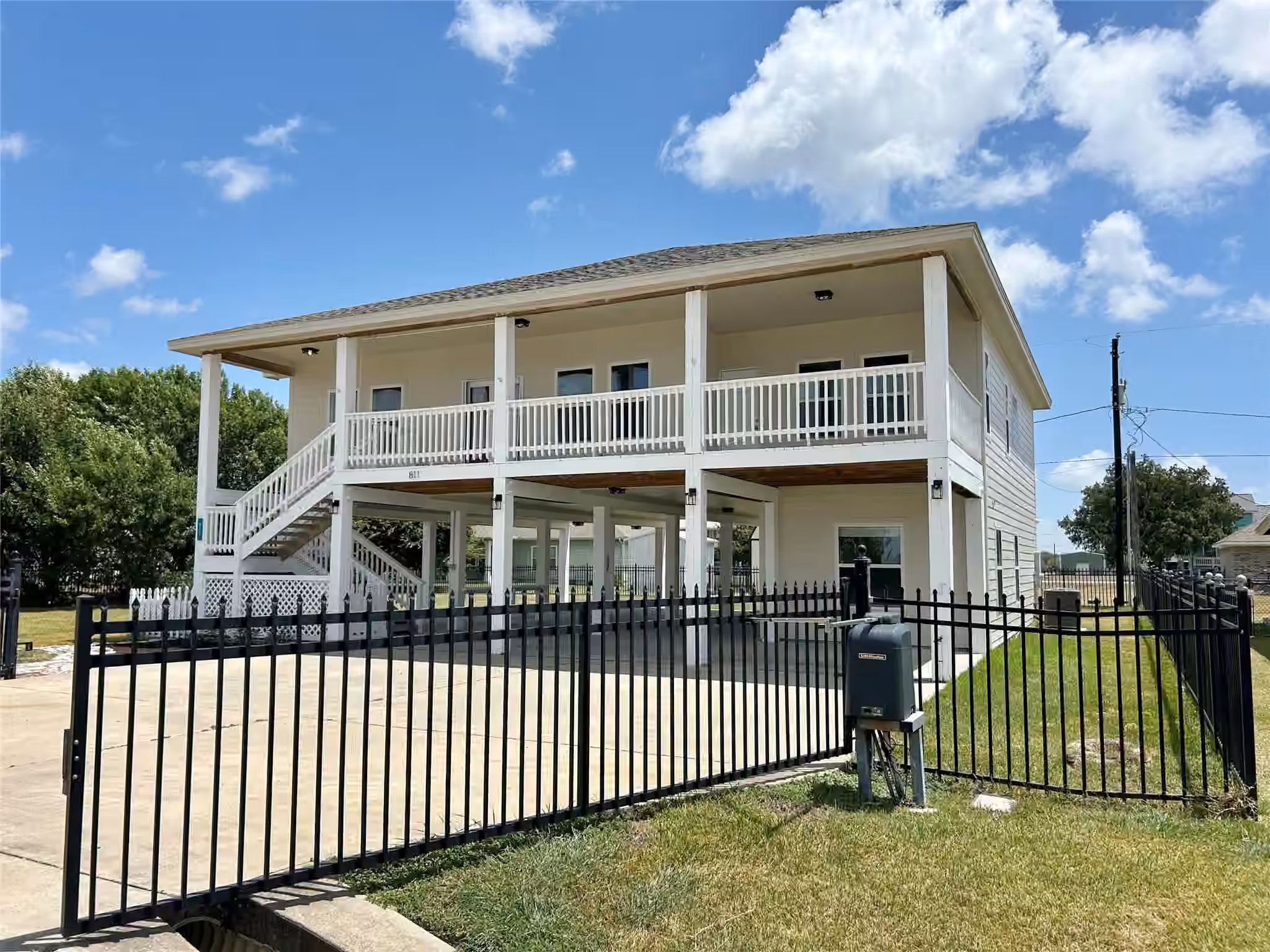 Photo 3 of 811 W Bayshore Drive, Palacios, TX