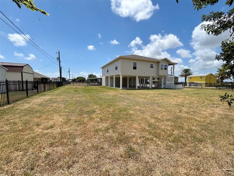 Photo 4 of 811 W Bayshore Drive, Palacios, TX