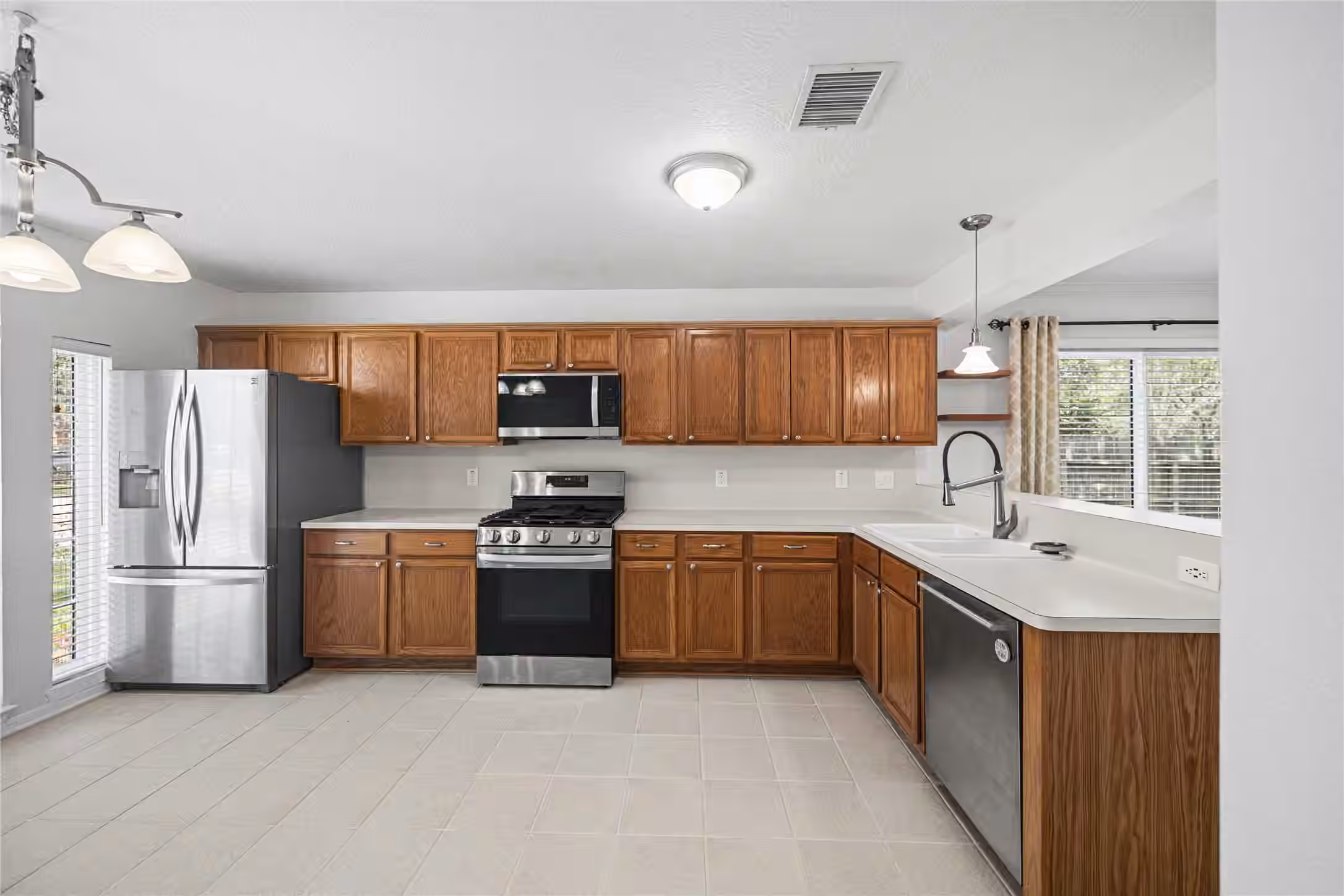 Photo 4 of 16003 Salton Point Drive, Friendswood, TX