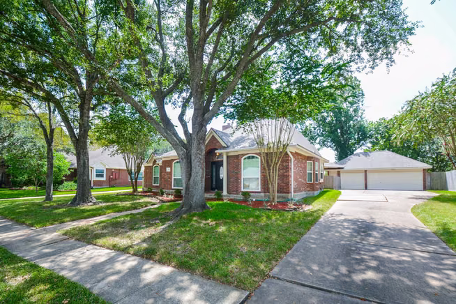 Photo 2 of 705 Eagle Lakes Drive, Friendswood, TX