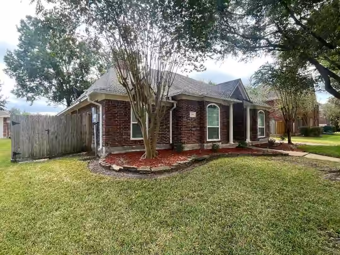 Photo 4 of 705 Eagle Lakes Drive, Friendswood, TX