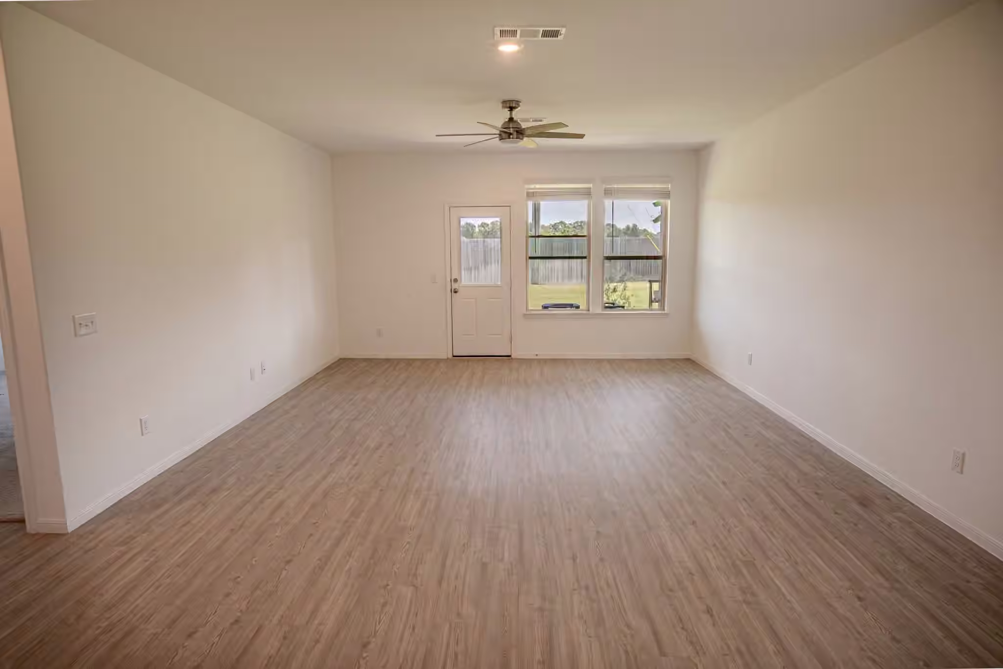 Photo 4 of 3111 Clydesdale Drive, Alvin, TX