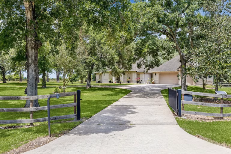 Photo 6 of 4803 County Road 197, Alvin, TX