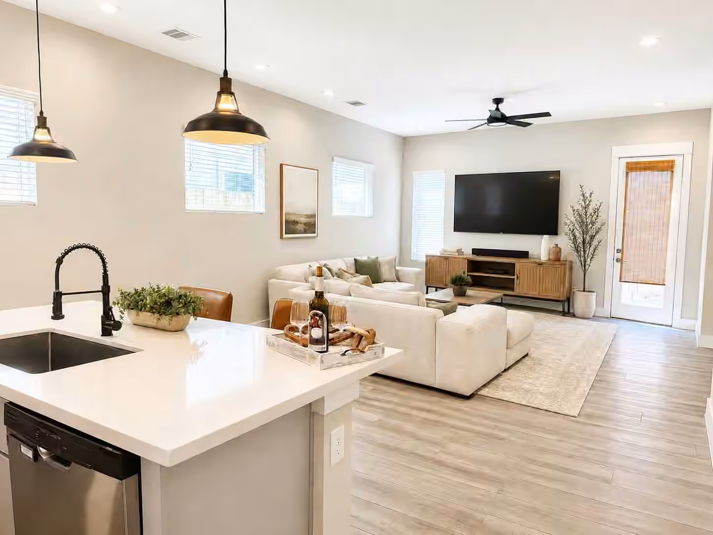 Photo 4 of 1223 W Tidwell Road, Houston, TX