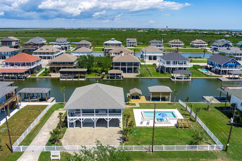Photo of 1140 Waterways Drive, Crystal Beach, TX