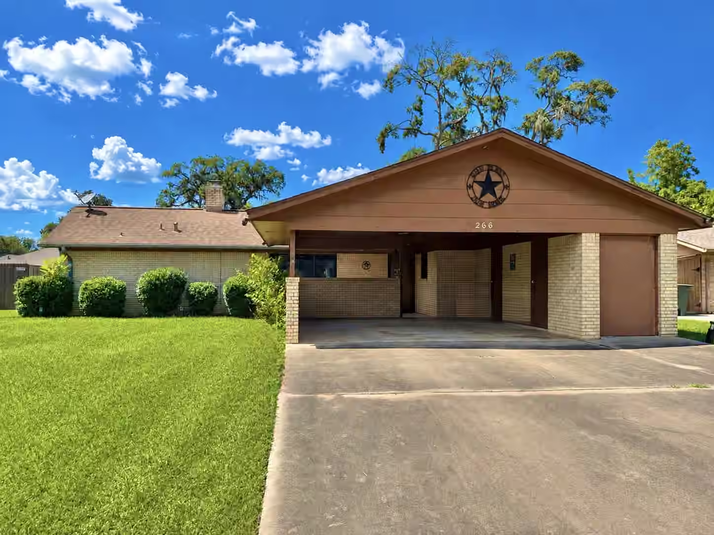 Photo of 266 Inwood Drive, West Columbia, TX