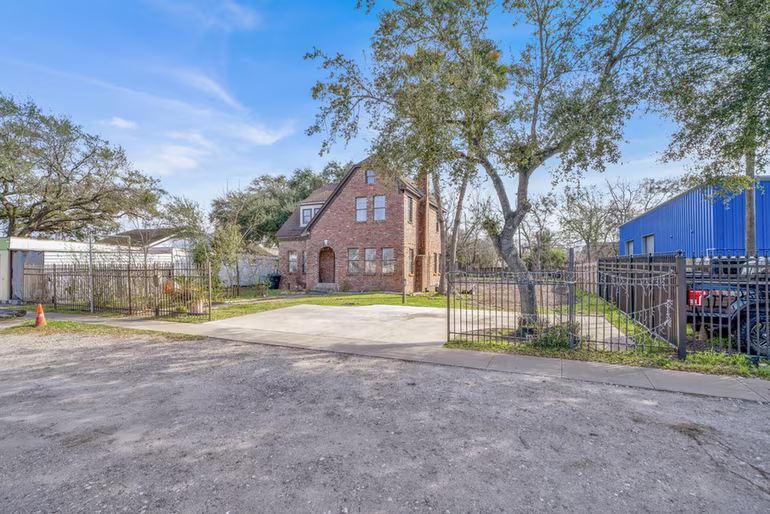 Photo 3 of 3727 Broadway Street, Houston, TX