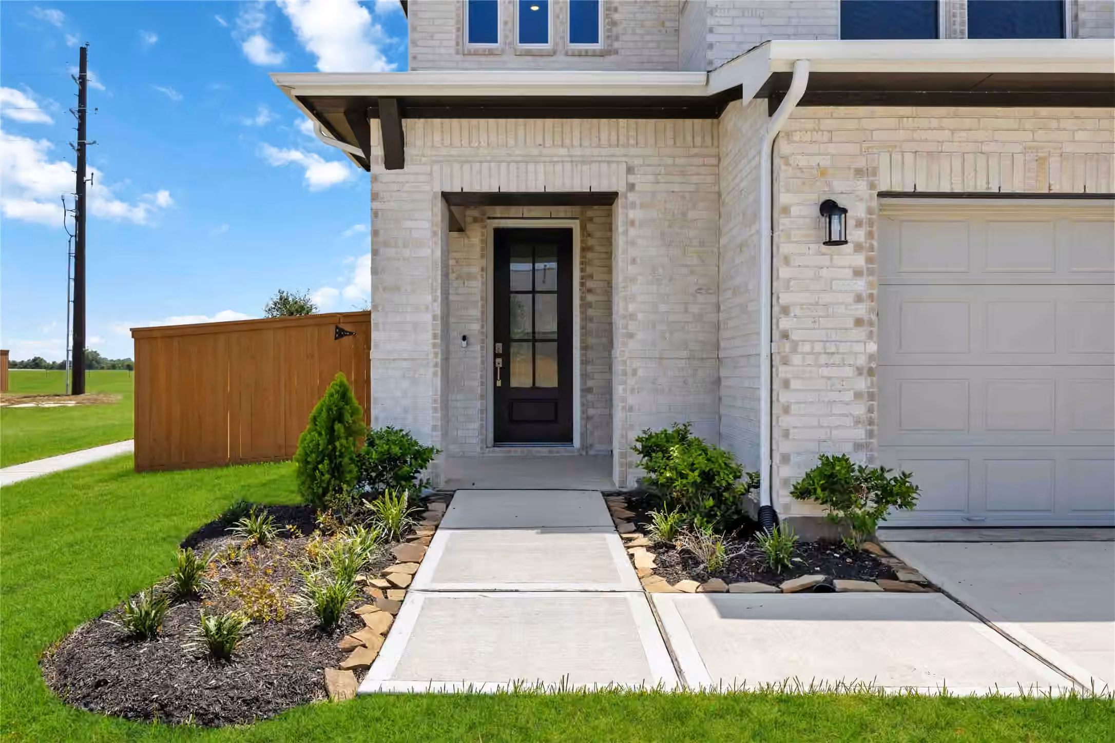 Photo 4 of 806 Mockingbird Passage Drive, Beasley, TX