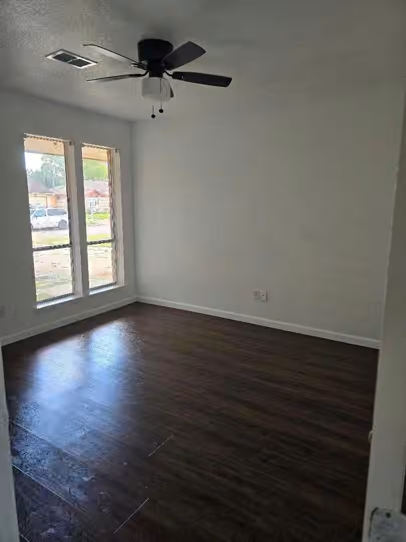 Photo 5 of 13630 Greenway Drive, Sugar Land, TX