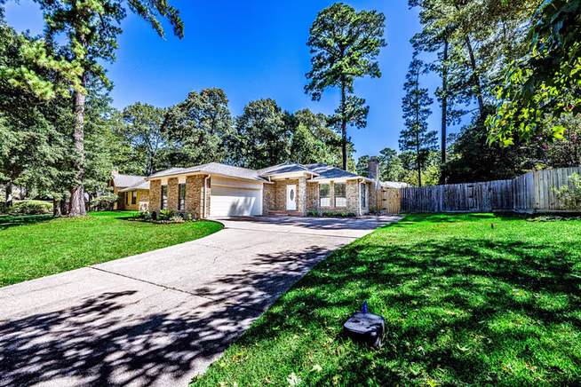 Photo 2 of 1810 Greentree Drive Drive, Huntsville, TX
